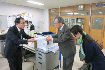 県議会事務局に請願書提出